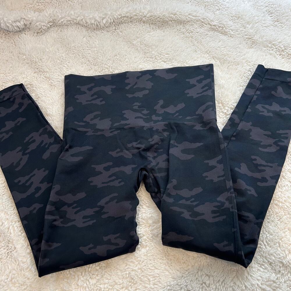Spanx Womens Seamless HR Slimming Camo Print Leggings Sz XL Casual Teacher Emo - Picture 2 of 5